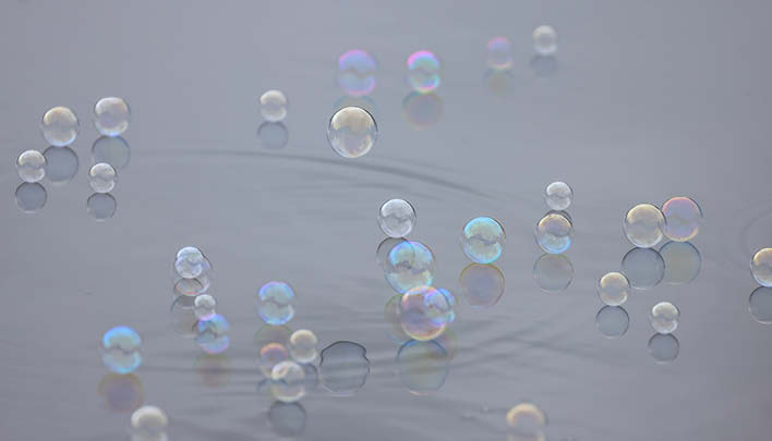 Lifestyle_708 x 405px_Wasseroberflaeche_Seifenblasen_2_25.jpg