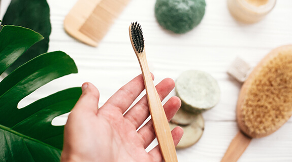 weniger-plastikmüll-im-badezimmer-bambus-zahnbuerste-575x320-24995-0