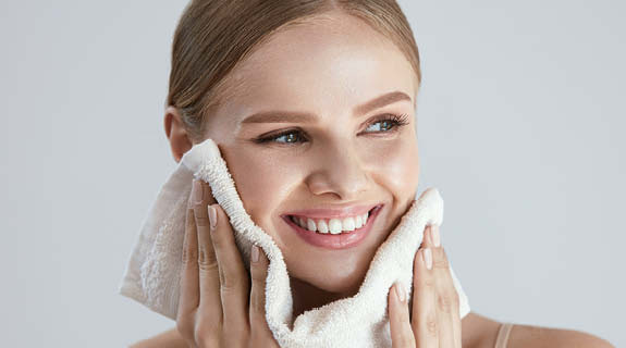 lifestyle-blonde-frau-portrait-handtuch-575x230-90590-0