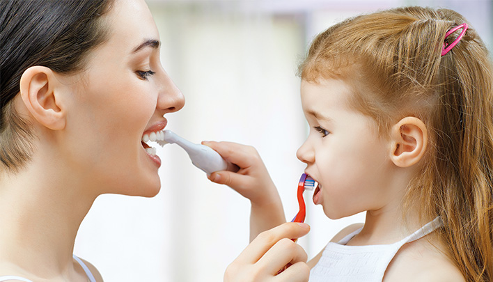 Tipps zur Pflege von Kinderzähnen - gemeinsam Zähne putzen