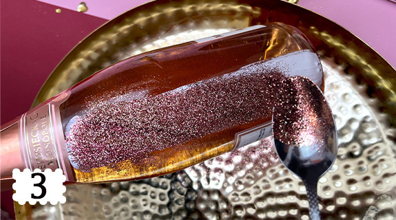 schritt-drei-mit-zahl-streuglitzer-auftragen-77489-0