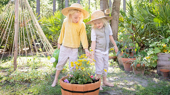 lifestyle-garten-baeume-pflanzen-blumen-zwei-blonde-kinder-04-24-96516-0