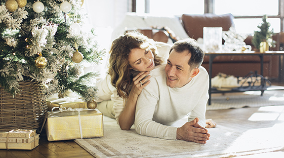 winterurlaub-reisen-boxen-lifestyle-pärchen-unter-weihnachtsbaum-575x320px-57641-2