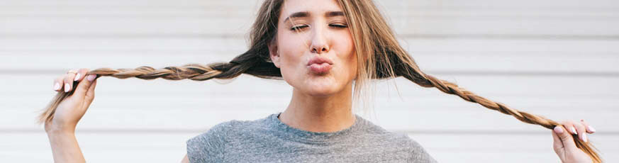 lifestyle-frau-haelt-haarzoepfe-873x230-94152-1