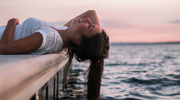 lifestyle-frau-steg-see-575x320-94162-1