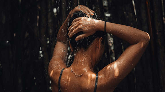 lifestyle-frau-von-hinten-haarewaschen-575x320-94156-1