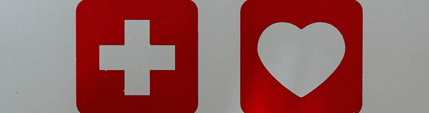 lifestyle-header-wei-es-kreuz-wei-es-herz-vor-rotem-hintergrund-873x230-98472-0