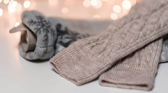 lifestyle-wollstru-empfe-wa-ermflasche-wei-er-untergrund-lichtreflexe-575x320-98475-0