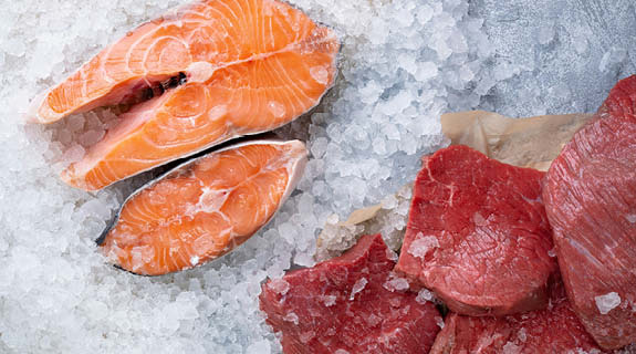 lifestyle-zwei-stuecke-lachs-vier-stuecke-rotes-fleisch-auf-eis-575x320-92283-0