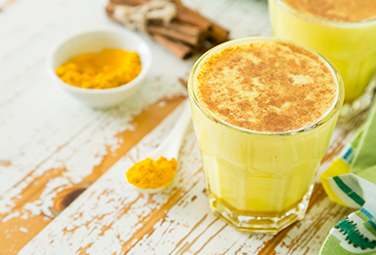 kurkuma-latte-winterliche-getränke-inspiration-376x255-18204-1