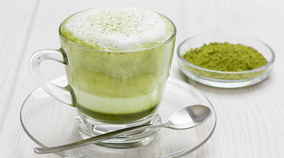 matcha-latte-winterliche-getränke-inspiration-575x320-18205-1