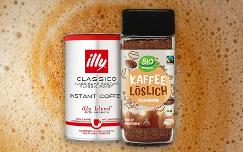 Illy Instantkaffee und Bio Kaffee löslich vor Kaffeeschaum-Hintergrund