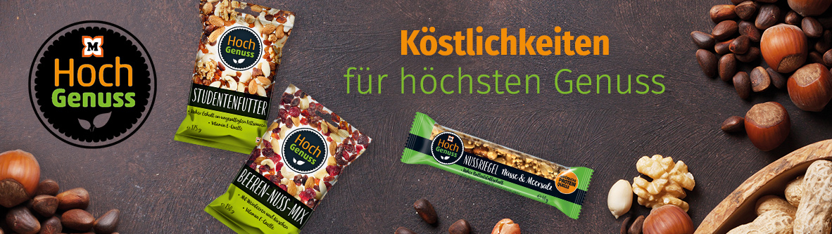 Köstlichkeiten für höchsten Genuss. Hochgenuss Studentenfutter, Nussriegel und Cranberry-Nuss-Mix Packungen auf braunem Hintergrund mit verschiedenen Nüssen dekoriert.