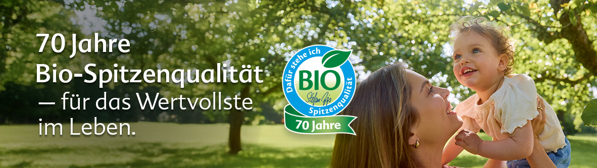 70 Jahre Bio-Qualität: Szene im Grünen mit Jubiläumslogo