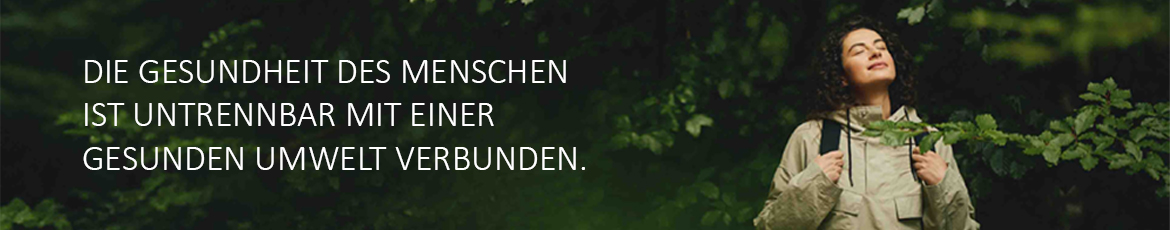 Person mit Rucksack steht in grünem Wald vor Textbotschaft zur Umweltgesundheit