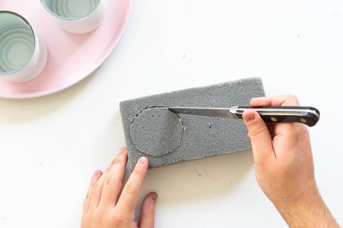 Bild mit Messer, welches Runde kreise in ein graues Schaumstoff schneidet