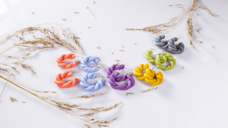 Verschieden farbige Kreolen