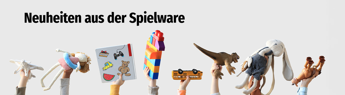 Verschiedene Spielzeuge werden in die Luft gehalten