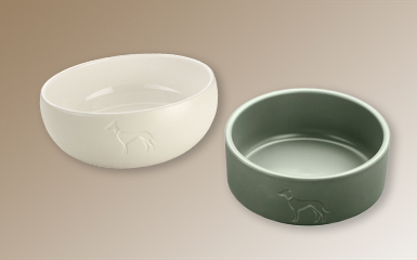 Hundenäpfe in verschiedenen Farben und Formen