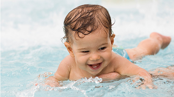 ratgeber-alltag-babyschwimmen-575x320-21836