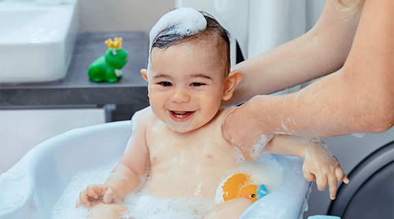 penaten-baby-club-homepage-content-hebammen-baby-badet-575x320pxl-87897-0
