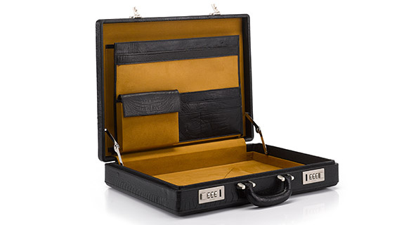 aktenkoffer-schwarz-glaenzend-silber-575x320-32730