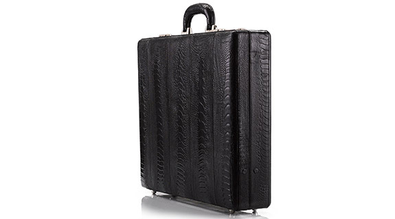 aktenkoffer-schwarz-glaenzend-silber-seitlich-575x320-32731