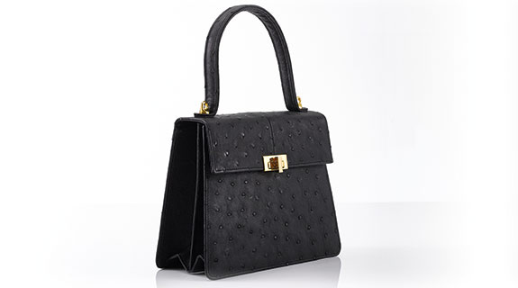 tasche-schwarz-klein-front-ohne-gurt-575x320-17792