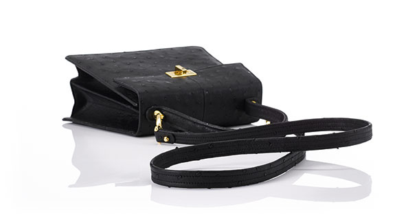 tasche-schwarz-klein-liegend-575x320-17795