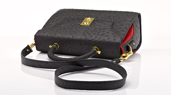 handtasche-damen-rot-schwarz-liegend-575x320-5977