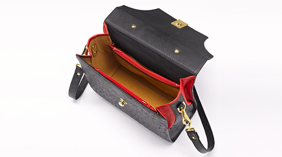 handtasche-damen-rot-schwarz-oben-575x320-5976