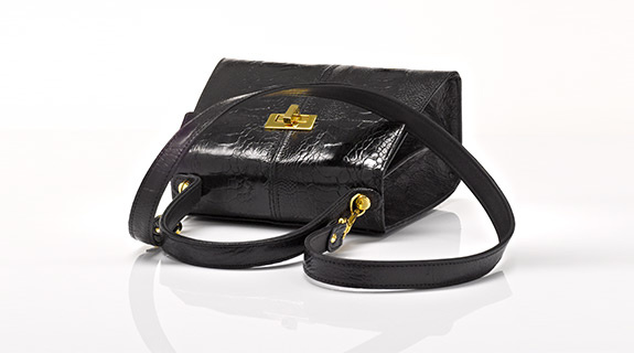 handtasche-damen-schwarz-liegend-575x320-5984