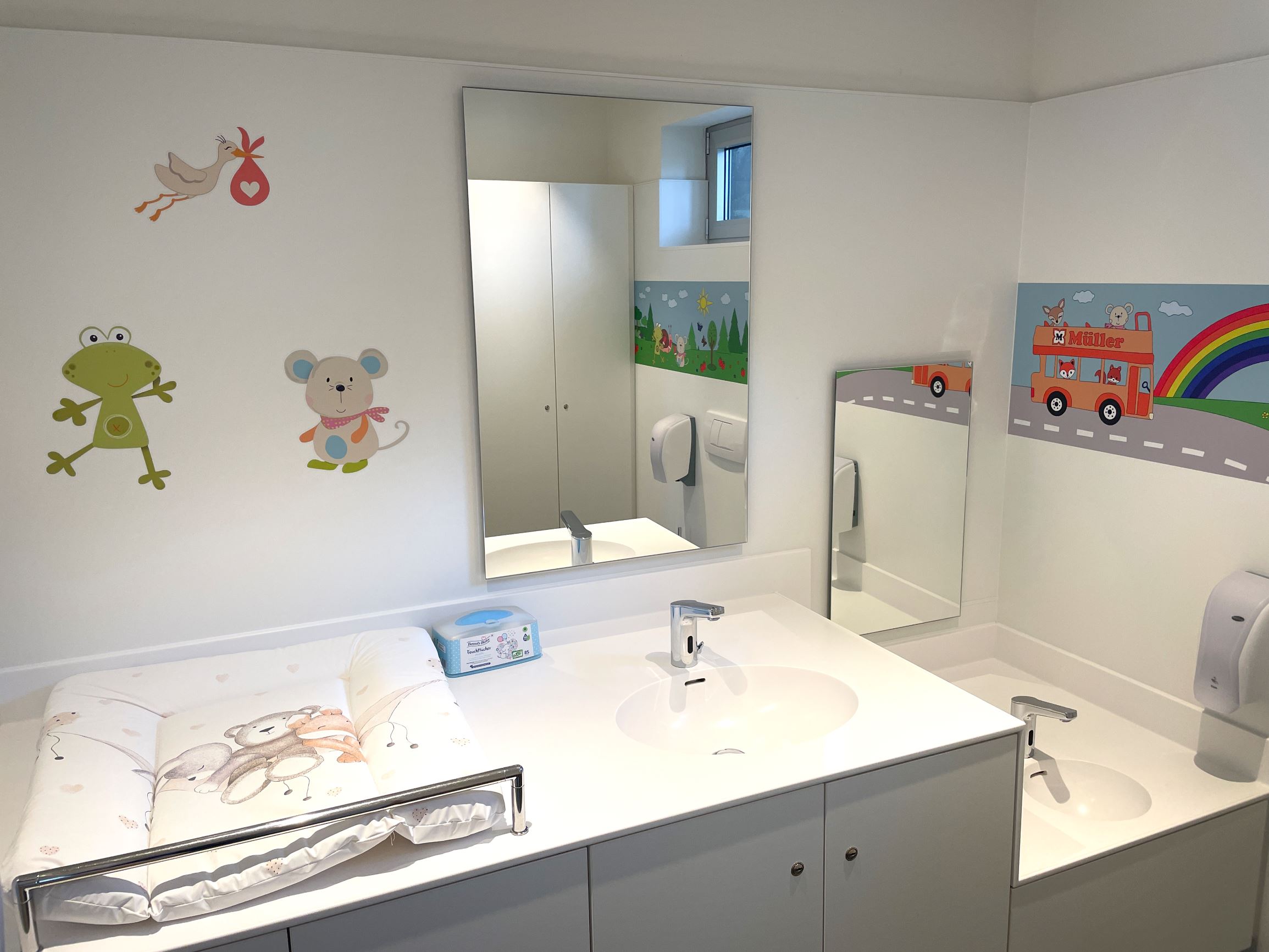 Wickelplatz im Baby Service.jpg