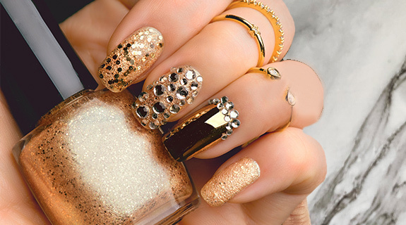 glitzer-nagel-575x320-24429