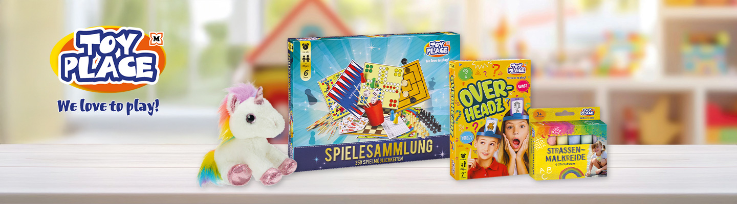 Banner značky Toyplace s rôznymi detskými hračkami a produktmi pre zábavu a hranie: plyšák, kriedy, detské spoločenské hry