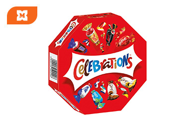 Červená krabička Celebrations plná mixu miničokolád ako Mars, Twix, Snickers či Bounty.