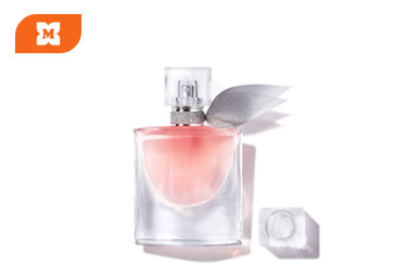 Flakón Lancôme La Vie Est Belle s ružovým obsahom a charakteristickou „krídelkovou“ stuhou.