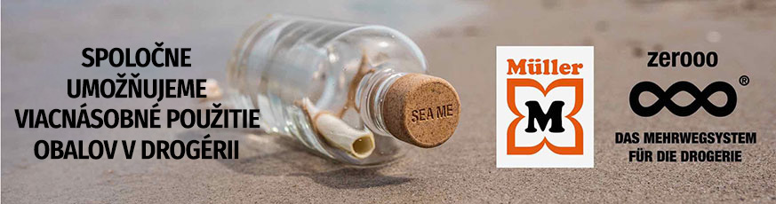Sklenená fľaša SEA ME ležiaca v piesku a logá Müller a zerooo, predstavujúce systém viacnásobného používania obalov v drogérii.
