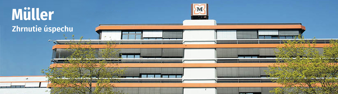 Administratívna budova spoločnosti Müller so symbolom M na streche a textom Zhrnutie úspechu.