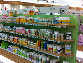 Regály plné produktov prírodnej kozmetiky v modernej predajni Müller.