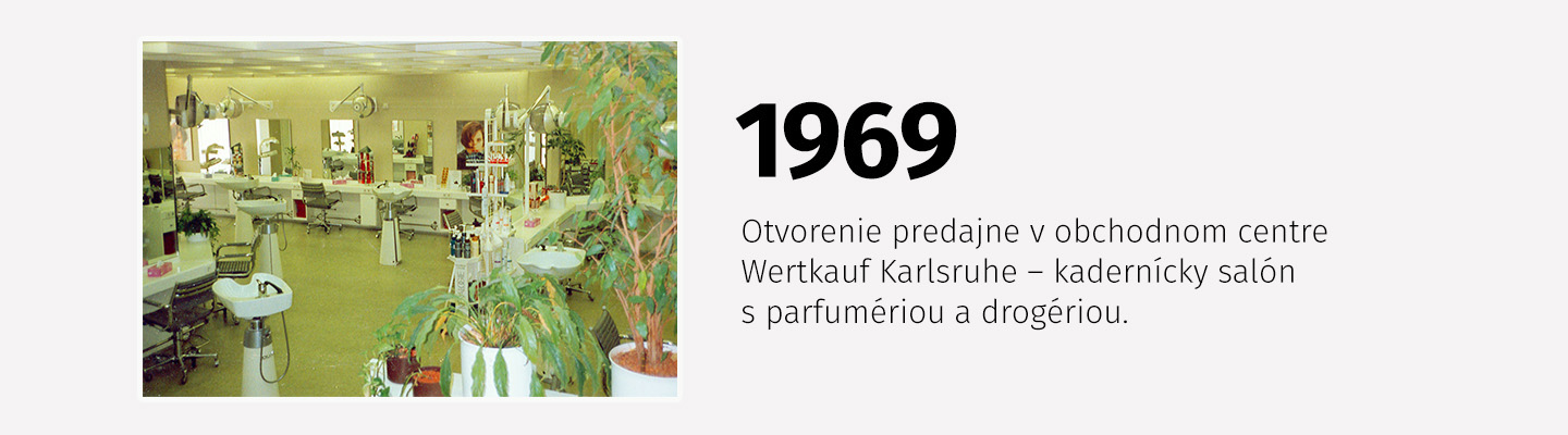 Interiér kaderníckeho salónu s parfumériou a drogériou v obchodnom centre Wertkauf Karlsruhe, rok 1969.