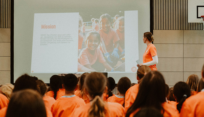 Prednáška o recyklácii pre deti počas projektu MBRC the children.