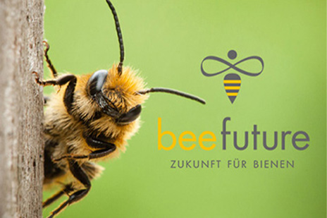 Logo Bee future - včela na strome. Slogan Zukunft für Bienen - Budúcnosť pre včely